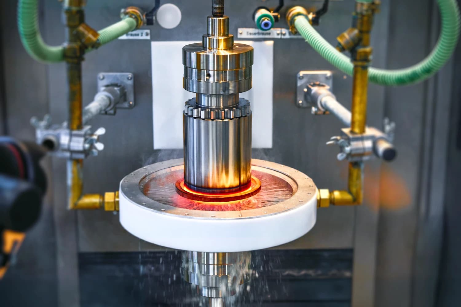 Induktivhärten eines Bauteils bei FERRUM