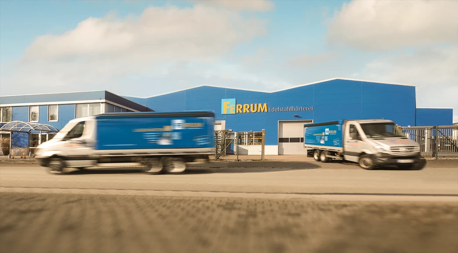 LKW des firmeneigenen Ferrum-Fuhrparks bei der Beladung