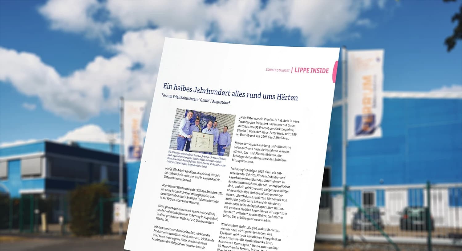 Zeitungsbericht „Ein halbes Jahrhundert alles rund ums Härten“ vor dem FERRUM-Gebäude