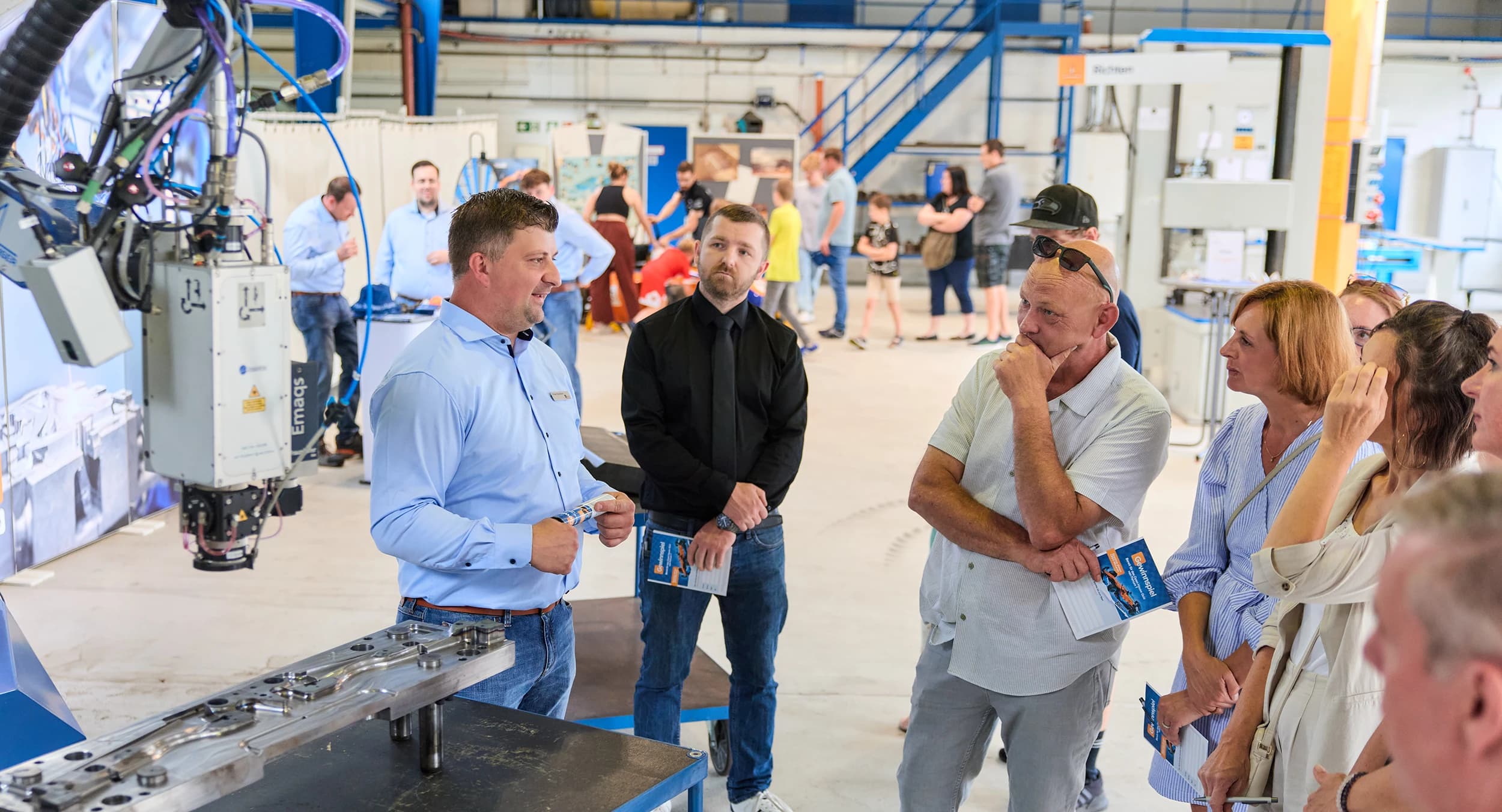 Besucherinnen und Besucher beim Ferrum Open House